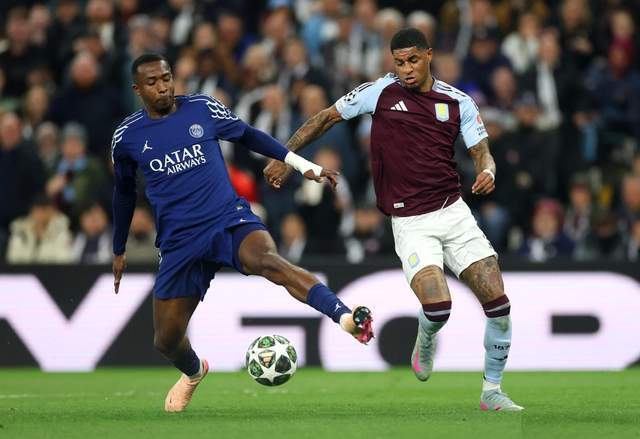 杨瀚森NBA生涯首次首发，被打到面部痛苦倒地，裁判未及时吹停比赛引争议