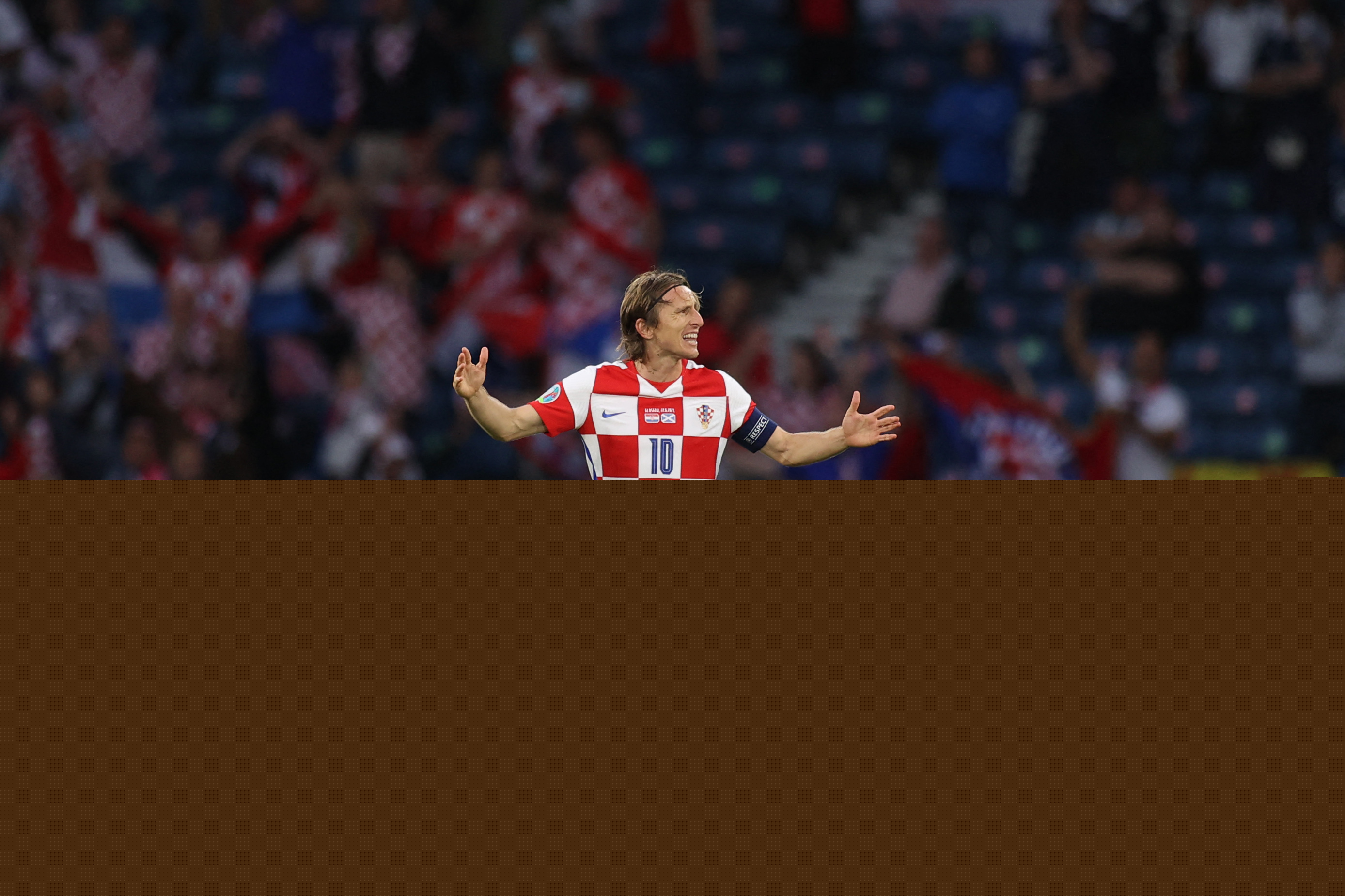 公务还是放松？纳赛尔出现在圣西罗现场观看米兰德比