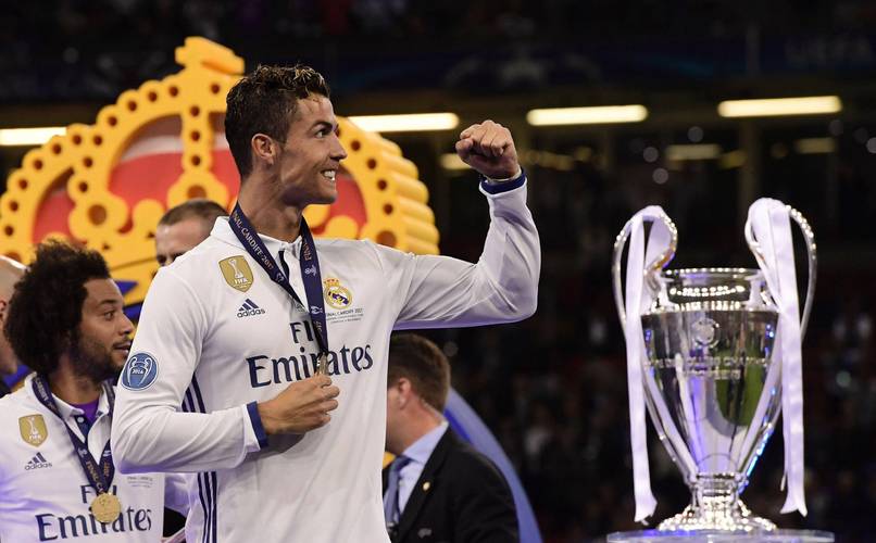 泪目！足协杯冠军奖杯被带回工体，放在已故球迷杨雪的座位旁