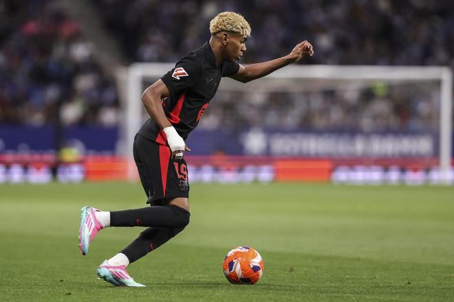 篮球湖人球迷为球队准备应援物