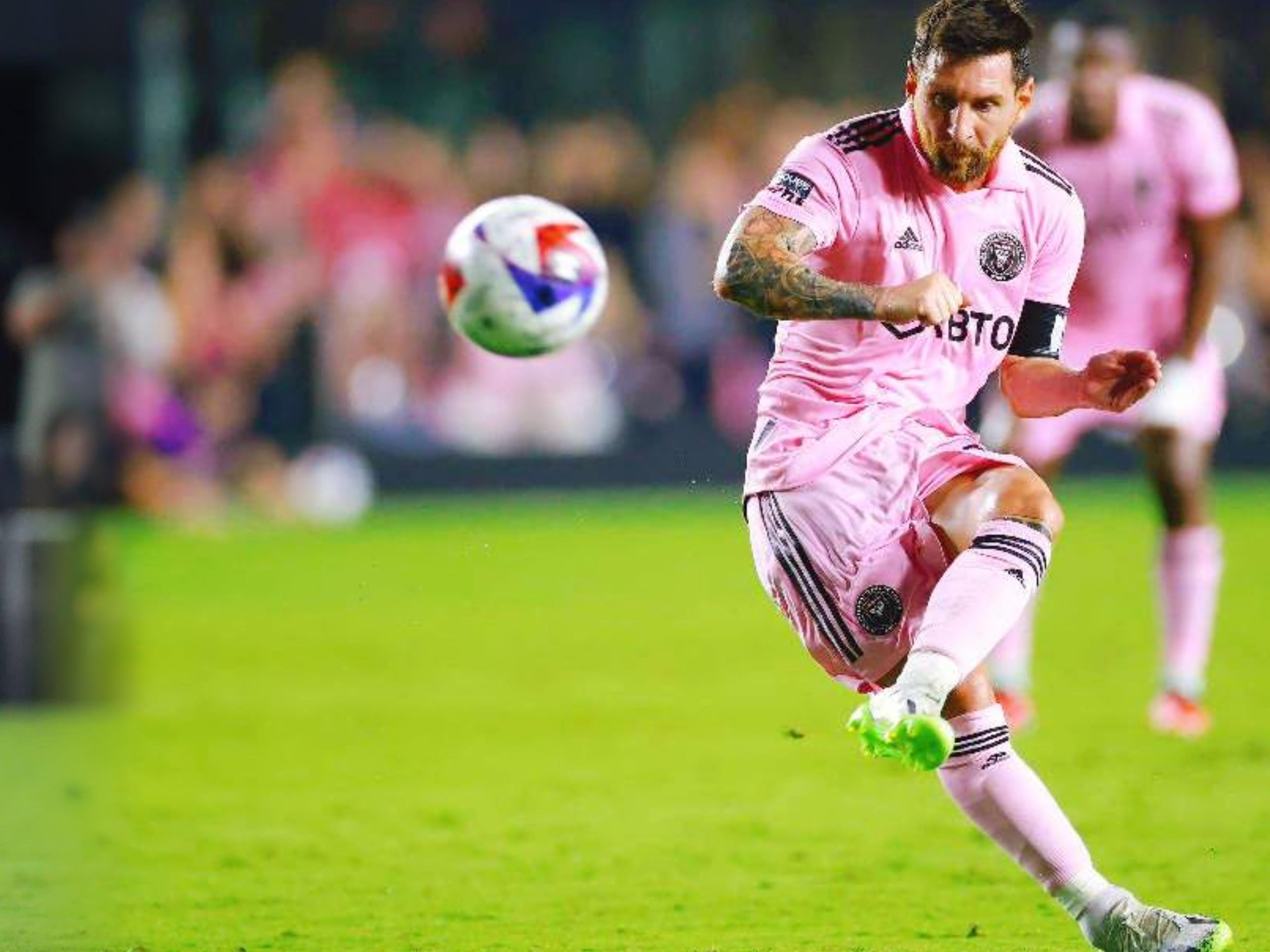 C罗一家海边度假，乔治娜晒比基尼展示性感身材